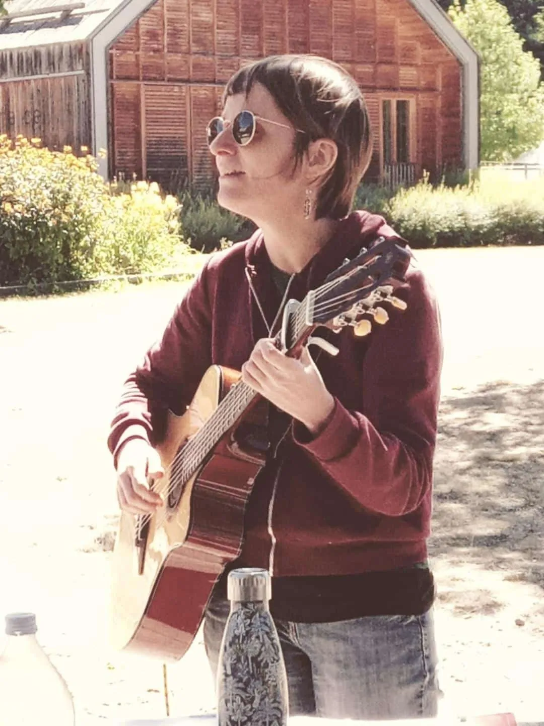 Lysiane Cueff chante en s’accompagnant à la guitare, en plein air