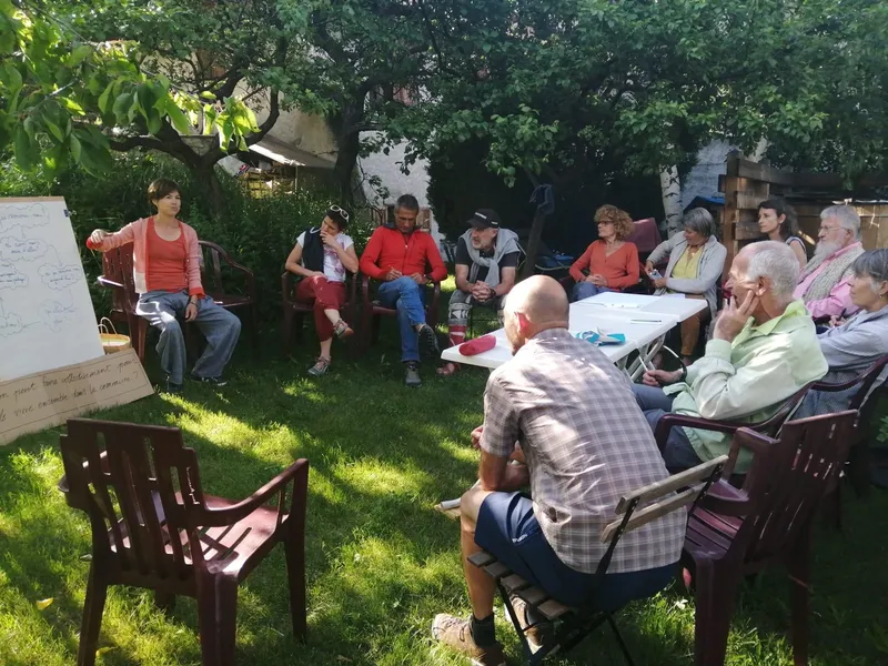 Un groupe réuni en cercle dans un jardin