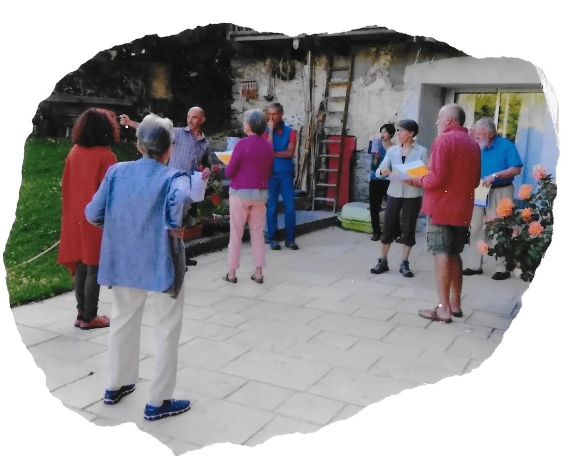 Un groupe debout en cercle dans une cour, pendant une animation